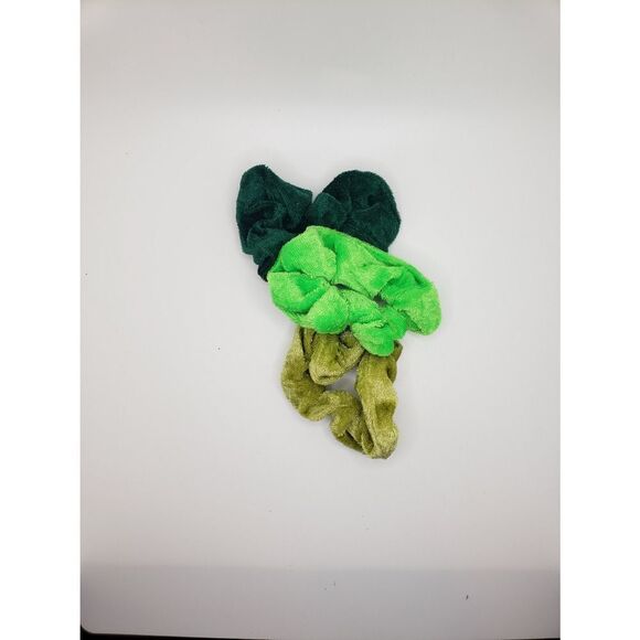 Green velvet scrunchies - Picture 1 of 2
